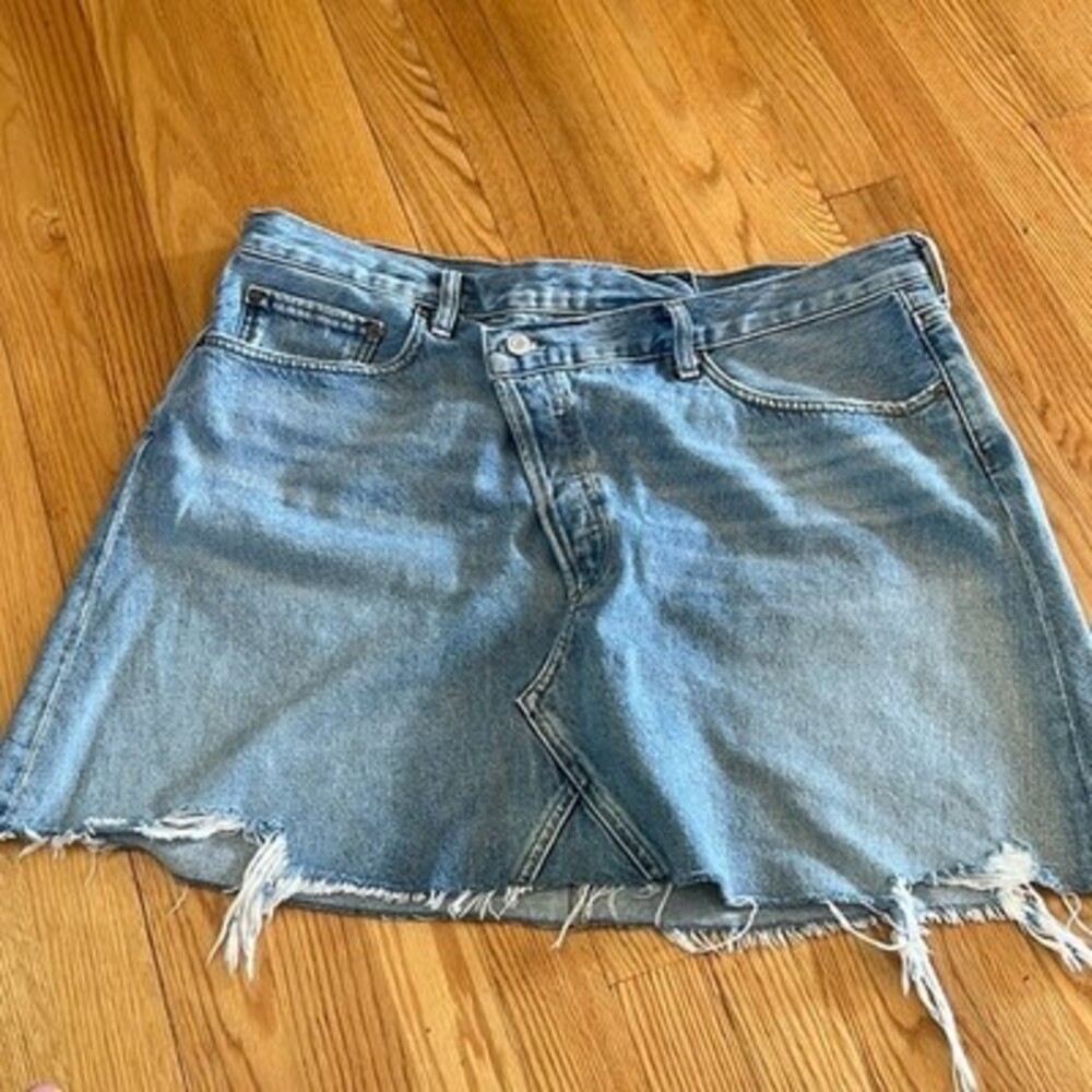 Agolde criss cross waist jean skirt
Agolde criss cross waist jean skirt
Size